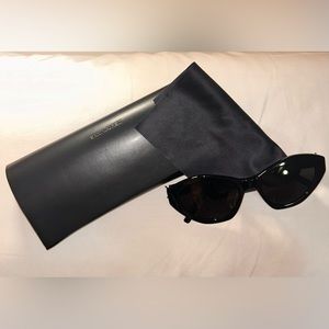 Yves Saint Laurent - Black
Model- SL M60 001